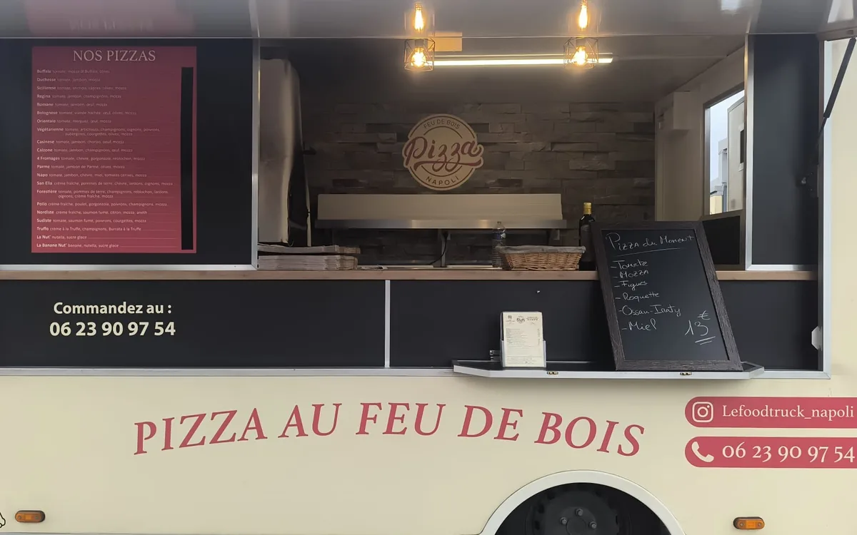 Le camion TruckNapoli : comptoir, carte des pizzas et enseigne Pizza au feu de bois