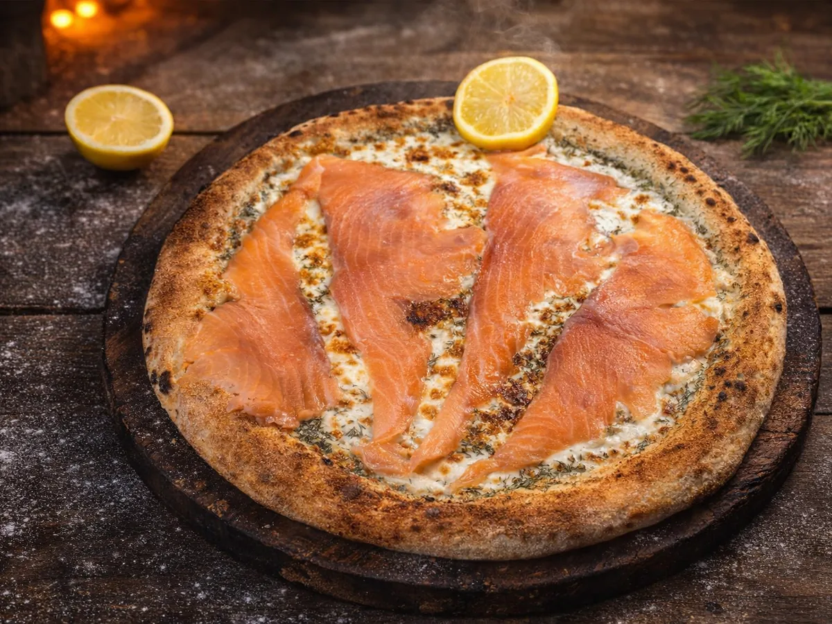 Pizza Nordiste - crème fraîche, saumon fumé, citron, mozza, aneth